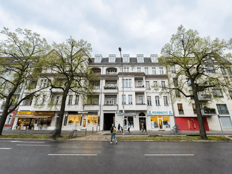 Tolle Wohnung mit Einbauküche, Fußbodenheizung und Klimaanlage — photo 1